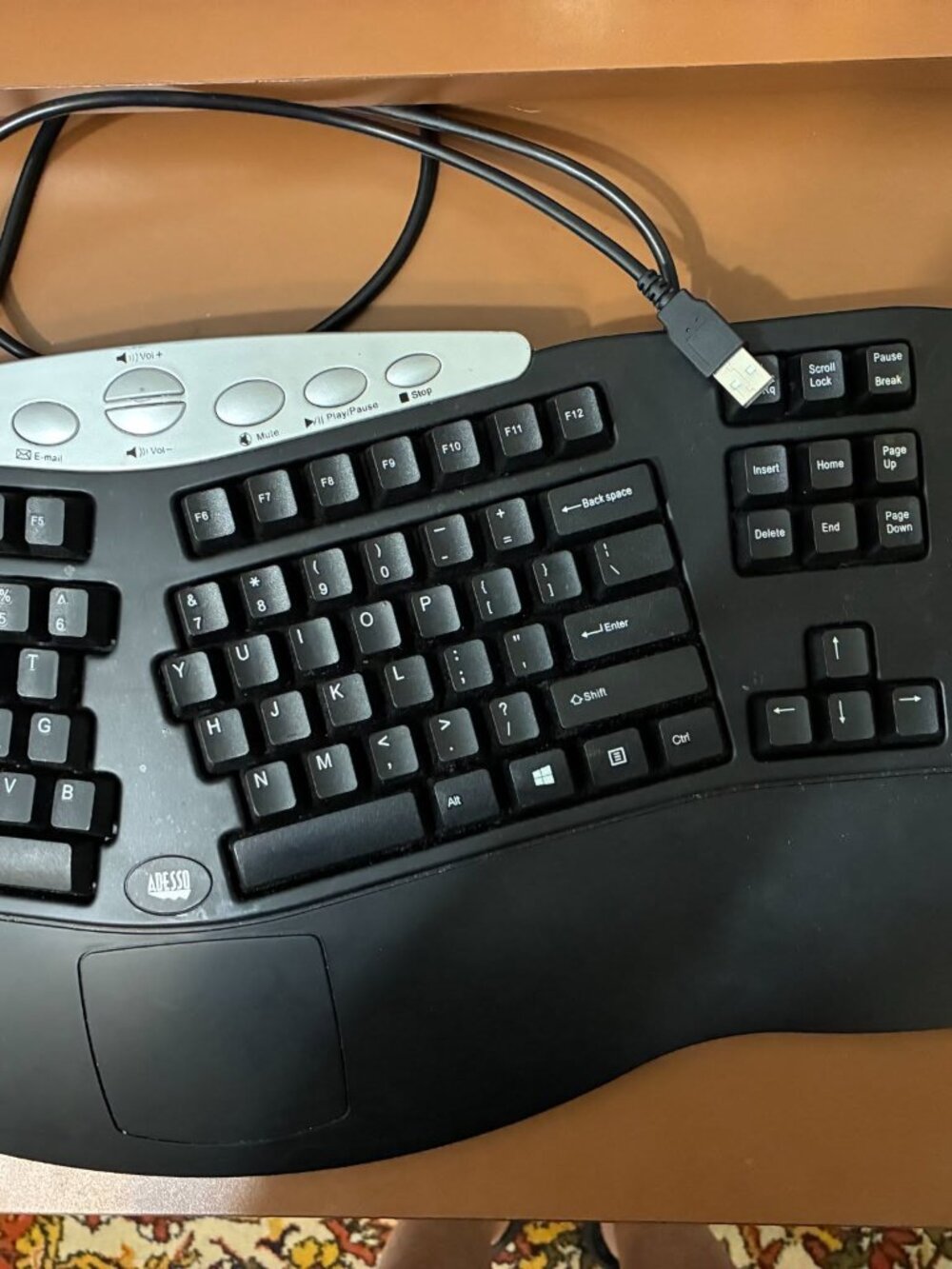 Adesso Ergonomic multimedia USB Keyboard